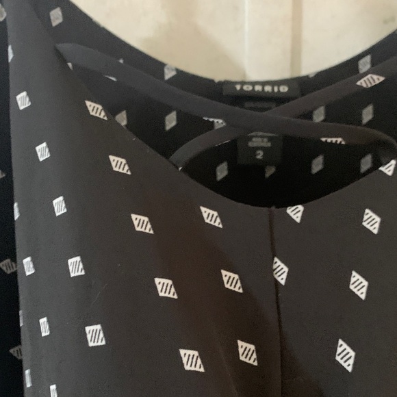 Torrid Black Sleeveless Blouse with White Pattern - Picture 4 of 5